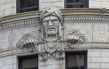 El mascarón de proa con turbante que adorna el frente del edificio.