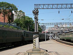 Monolito señalando el km 9288 del Transiberiano en la estación.