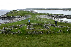 Ruinen von Häusern und eine Darre auf der Ostseite der Insel