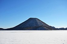 氷結し白雪に覆われた榛名湖と榛名富士（群馬県高崎市）