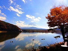 Jezioro Shōji jesienią