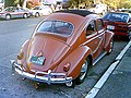 Bahagian belakang model 1961 VW Bug yang telah dipulihara dengan bumbung suria