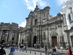 Façade de l'église, à Quito