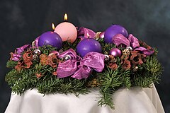 Рождественский венок с фиолетовыми и розовыми свечами 3.jpg