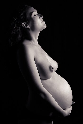 English: Nude pregnant woman in B&W from the side