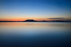 Sonnenuntergang in Badacsony fotografiert vom gegenüberliegenden Balaton Ufer in Fonyod