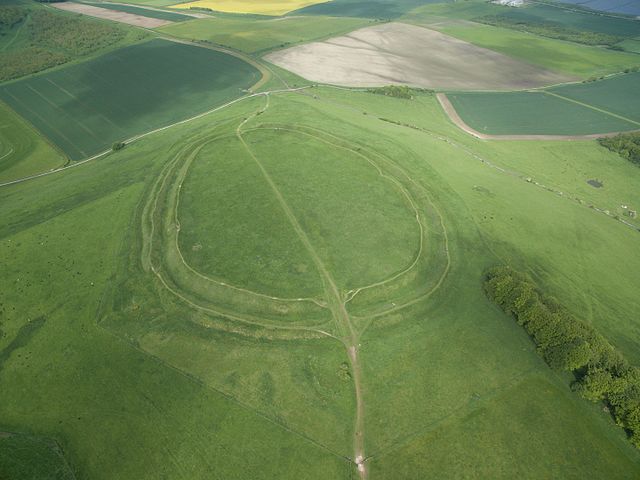 Barbury Castle, une colline fortifiée réutilisée au VIe siècle, dans le Wiltshire.