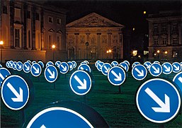 Leuchtpfeile auf Rollrasen Unter den Linden, Berlin (1998)