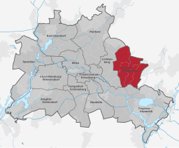 Karta över Berlins stadsdelsområden med Marzahn-Hellersdorf röd markerad.