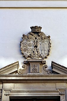 Erb Marie Eleonory z Ditrichštejna a hraběte Lva Viléma z Kounic nad hlavním vstupem do kostela sv. Michaela v Brně.