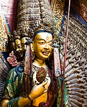 Буддийская статуя в Лехе.jpg