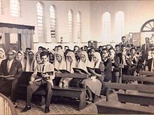 Pentecostal worshippers of the Christian Congregation, with women wearing headcoverings and dresses CCB - Foto historica em Guaianases.jpg