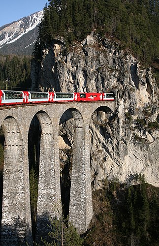 Поезд на виадуке Ландвассер (Landwasser) при заходе в одноимённый туннель (Швейцария)