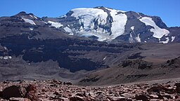 Glaciärtäckta sydvästsidan, synlig från Santiago, med Cerro Leonera till vänster.