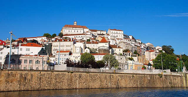Anvista de Coimbra dende o río Mondego