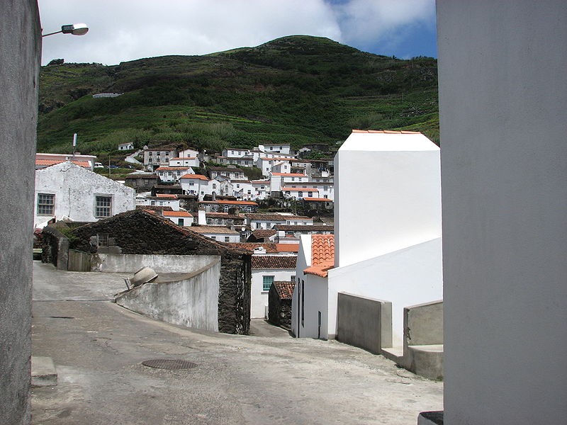 Imagem:Corvo main street Azores.JPG