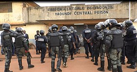 Intervention de la police anti-émeutes devant la prison centrale de Kondengui