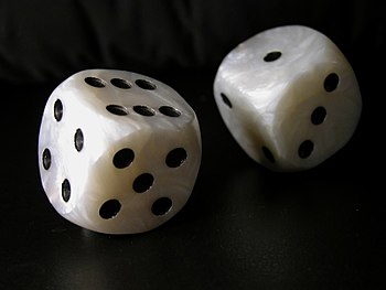 English: A pair of dice Español: Dados cúbicos.