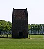 Witgesausde bakstenen duiventoren, op vierkante plattegrond met pannen zadeldak