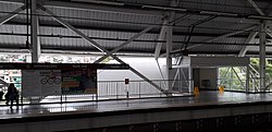 Plataforma em embarque e desembarque da Estação Bom Juá do Metrô de Salvador.