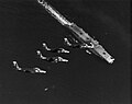 ‏רבעיית מטוסי F2H באנשי מעל נושאת המטוסים USS Kearsarge, ניתן לראות את הסיפון המאוכלס בדלילות יחסית, מה שמרמז על זה שהמבנים בשלבי חזרה מהמשימה, אוקטובר 1952.