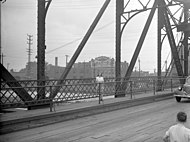 Gabrielle Roy sul ponte Atwater sul canale di Lachine.