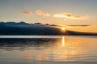 八ヶ岳から登る初日の出と諏訪湖