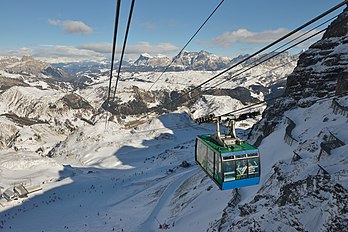 Teleférico Arabba-Porta Vescovo nas Dolomitas, Livinallongo del Col di Lana, Itália. (definição 7 360 × 4 912)