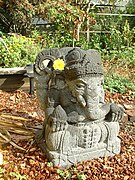 Estátua de Ganesha com uma flor
