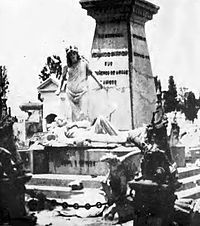 Photographie en noir et blanc d'un grand monument funéraire