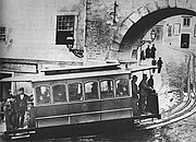 L'Elevador da Graça (qui fotografato nei presi dell'Arco de Santo André, demolito nel XX secolo), collegava Largo da Graça a Rua da Palma. Inaugurato nel 1893, venne parzialmente disattivato nel 1909; parte del tracciato venne integrato nella linea tranviaria 12E.