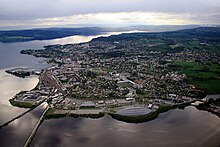 Luftbild einer an einem See gelegen Stadt