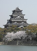 広島城天守と桜