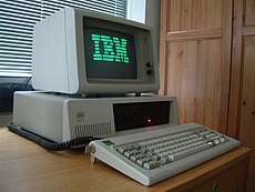 IBM PC XT s monochromatickým monitorom IBM 5151