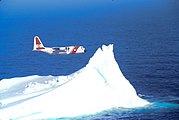 Pesawat penjaga pantai melakukan patroli es
