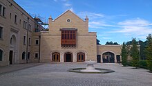 The front courtyard inside the Oxford Centre for Islamic Studies, Oxford. Islamic Studies Centre Oxford 1.jpg