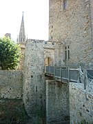 Le pont-levis restauré et, en arrière-plan, l'église paroissiale Saint-Sauveur d'Ardelay