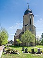 Kirche mit Ausstattung (darunter Wappentafel vom Vorgängerbau), Kirchhof und Einfriedung