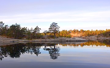Mellan Stora och Lilla Korpmaren finns en skyddad naturhamn.