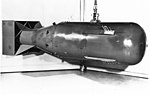 דגם פצצת האטום "ילד קטן" שפותחה במסגרת פרויקט מנהטן והוטלה על הירושימה ב-6 באוגוסט 1945