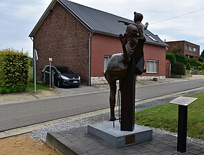 Standbeeld van Eddy Merckx tegenover zijn geboortehuis door Luc De Blick