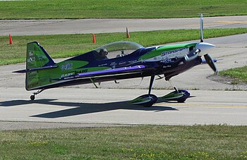 Avião experimental taxiando no Wittman Regional Airport