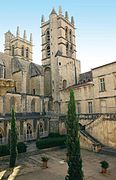 Les tours Urbain V et Saint-Benoit vues depuis la cour d'honneur de la Faculté de médecine.