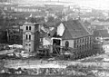 Vor der Verschiebung, der Westturm und der Glockenturm wurden abgerissen.
