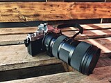 Nikon Z fc mit angeschlossenem FTZ-Adapter und F-Mount-Objektiv