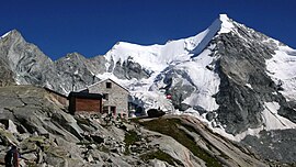 Obergabelhorn ja Grand Mountet' hütt. Põhjakülg on varjus tipust vasakul.