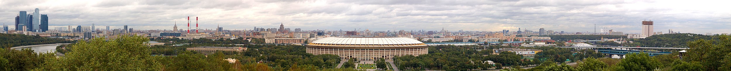 Panorama de Moscou vista da Colina dos Pardais (Vorobyovy Gory): Centro Internacional de Negócios, rio Moscou, Estádio Lujniki, Estação Vorobiovy Gory e a sede da Academia de Ciências da Rússia.