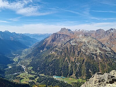 In der Bildmitte der Piz Cam mit seinem langgezogenen Gipfelgrat, aufgenommen vom Piz Salacina.