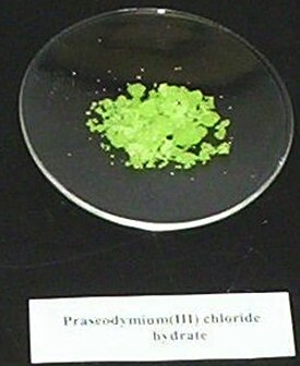 Praseodyymitrikloridin heksahydraattia (PrCl3 · 6H2O)