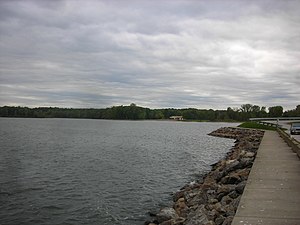 Blick van Foahdomm vo da Ohio State Route 85 af'n Pymatuning State Park (Ohio)